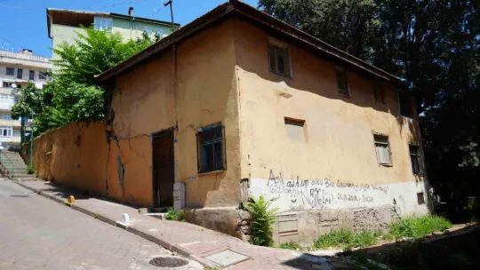 182 yıllık tarih harabeye döndü: Turist görse oturup ağlar