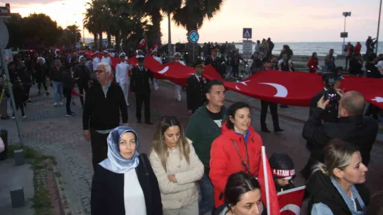 1919 metrelik dev Türk bayrağıyla yürüdüler