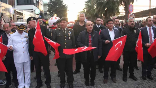 1919 metrelik dev Türk bayrağıyla yürüdüler