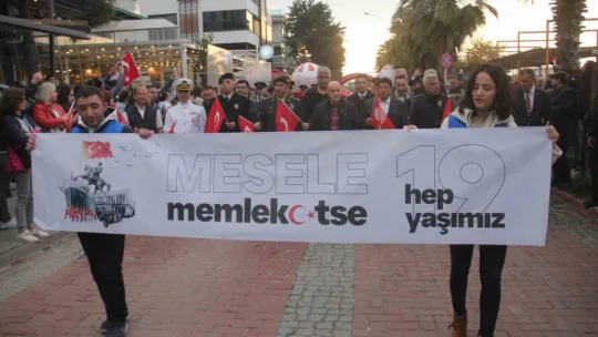 1919 metrelik dev Türk bayrağıyla yürüdüler