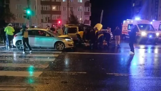 Kocaeli'de 2 aracın karıştığı kazada 7 kişi yaralandı