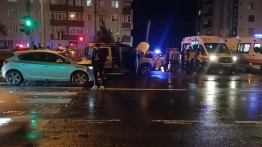 Kocaeli'de 2 aracın karıştığı kazada 7 kişi yaralandı