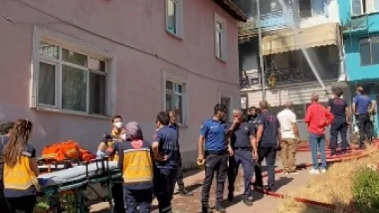 2 binayı saran yangında 3 kişi mahsur kaldı: 7 daire hasar gördü
