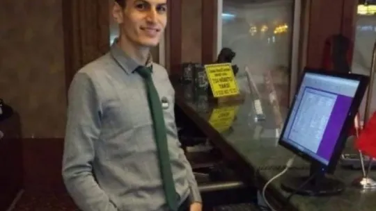 2 gündür kayıp olan otel çalışanını bulmak için 2 kapı kırdılar
