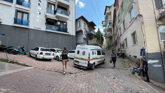 Evinde ölü bulundu