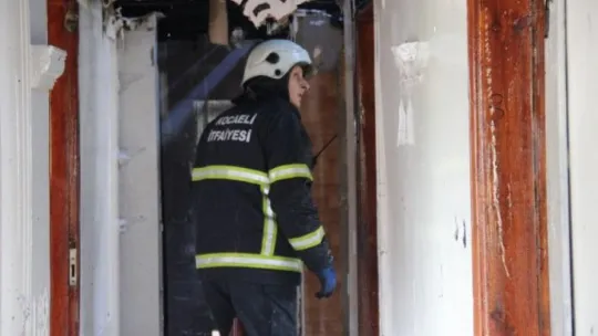 2 katlı binanın çatı katı alevlere teslim oldu