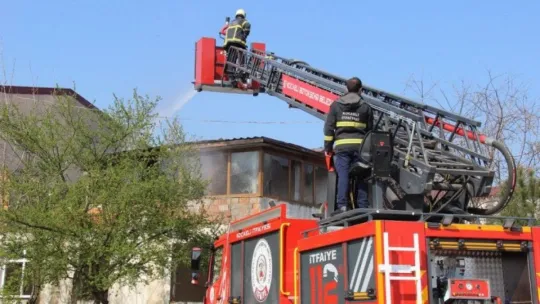 2 katlı binanın çatı katı alevlere teslim oldu