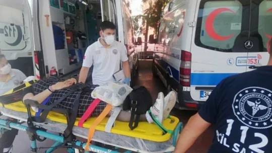 2 kişinin yaralandığı otomobil yol kenarına böyle uçtu