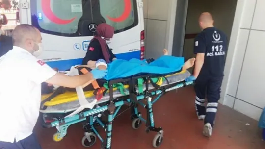 2 kişinin yaralandığı otomobil yol kenarına böyle uçtu