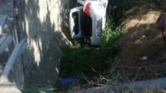 2 kişinin yaralandığı otomobil yol kenarına böyle uçtu