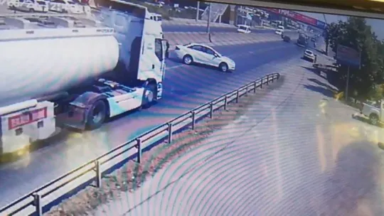 2 kişinin yaralandığı otomobil yol kenarına böyle uçtu