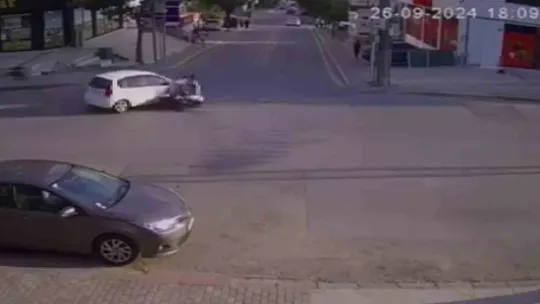 2 kişinin yaralandığı otomobil ile motosiklet kazası kameraya yansıdı