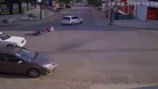 2 kişinin yaralandığı otomobil ile motosiklet kazası kameraya yansıdı