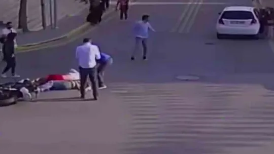 2 kişinin yaralandığı otomobil ile motosiklet kazası kameraya yansıdı