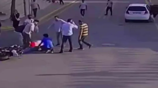 2 kişinin yaralandığı otomobil ile motosiklet kazası kameraya yansıdı