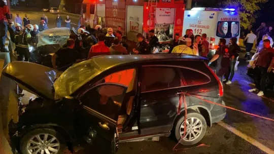 2 kişiyi hayattan koparan kaza kamerada