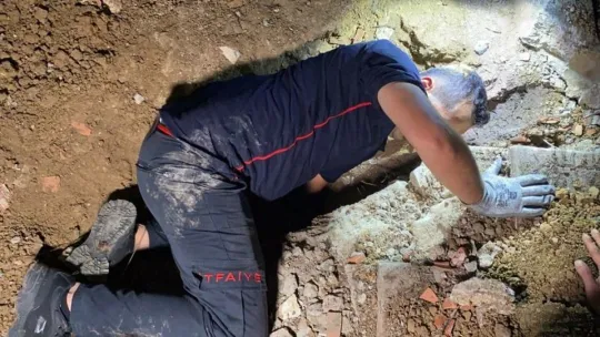 2 metre çukur kazarak 3 saatte kurtardılar