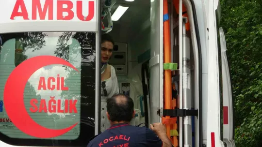 2 otomobil çarpıştı: 1'i çocuk 6 yaralı