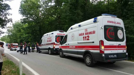 2 otomobil çarpıştı: 1'i çocuk 6 yaralı