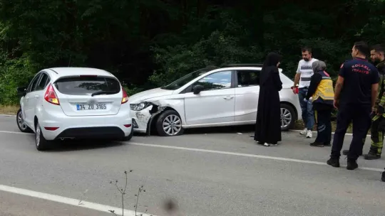 2 otomobil çarpıştı: 1'i çocuk 6 yaralı