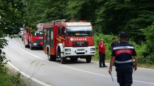 2 otomobil çarpıştı: 1'i çocuk 6 yaralı