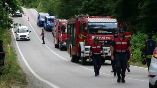 2 otomobil çarpıştı: 1'i çocuk 6 yaralı