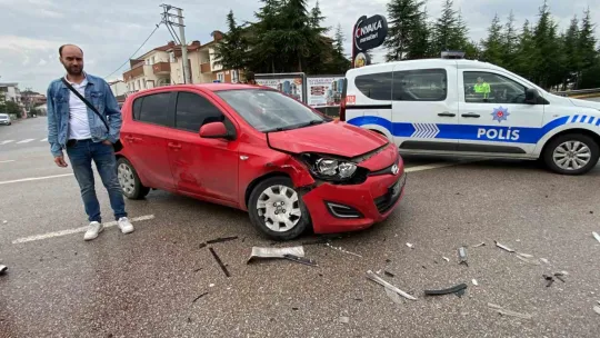 2 otomobil çarpıştı: 2 çocuk yaralandı