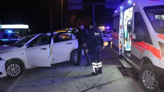 2 otomobil kafa kafaya çarpıştı: 4 yaralı