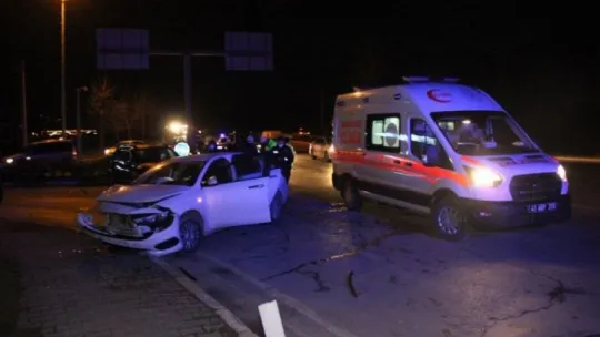 2 otomobil kafa kafaya çarpıştı: 4 yaralı