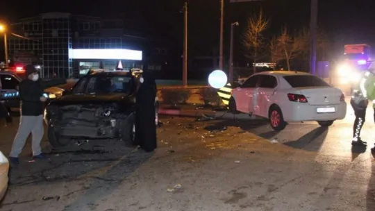2 otomobil kafa kafaya çarpıştı: 4 yaralı