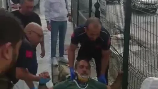 2 otomobil kazaya karıştı: Yaya ve sürücü yaralandı