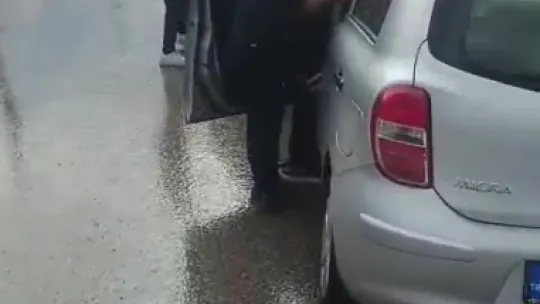 2 otomobil kazaya karıştı: Yaya ve sürücü yaralandı