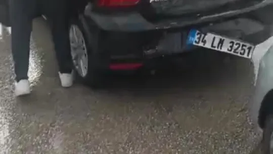 2 otomobil kazaya karıştı: Yaya ve sürücü yaralandı