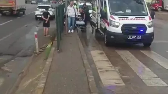 2 otomobil kazaya karıştı: Yaya ve sürücü yaralandı
