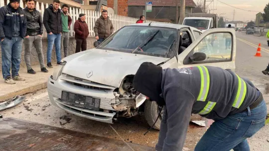2 otomobilin karıştığı kazada 3 kişi yaralandı