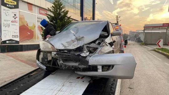 2 otomobilin karıştığı kazada 3 kişi yaralandı
