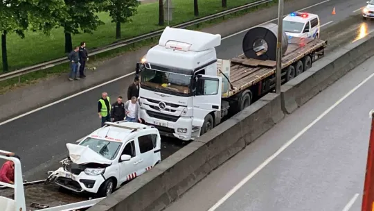 2 tır ve hafif ticari araç çarpıştı: 1 yaralı
