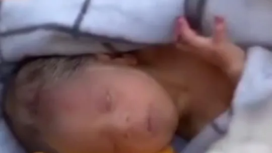 20 günlük bebek avucunda annesinin saçları ile enkazdan çıkarıldı