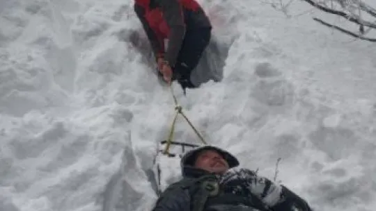 20 metre yükseklikten düştüğü ormanlık alanda mahsur kaldı!