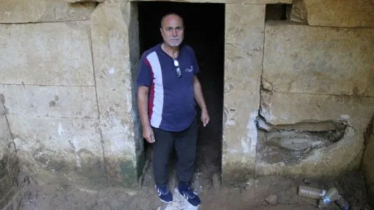 2000 yıllık boş tümülüsü define uğruna talan ettiler
