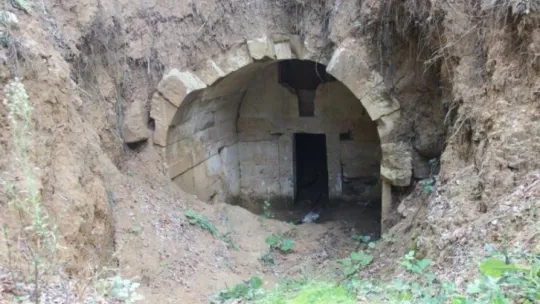 2000 yıllık boş tümülüsü define uğruna talan ettiler