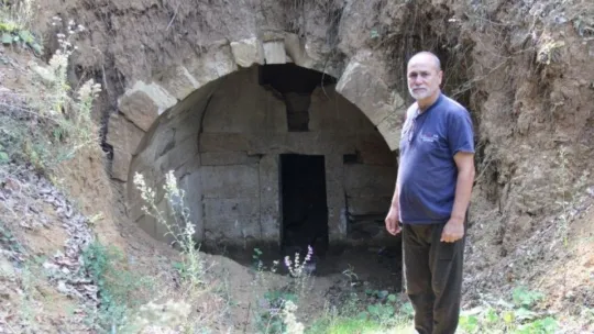 2000 yıllık boş tümülüsü define uğruna talan ettiler