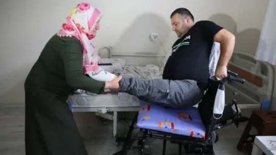 22 yıldır yürüyemeyen vatandaş çare arıyor!