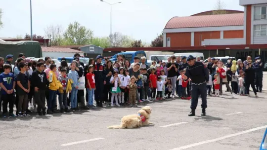 23 Nisan çocukları komando parkurunda ter döktü