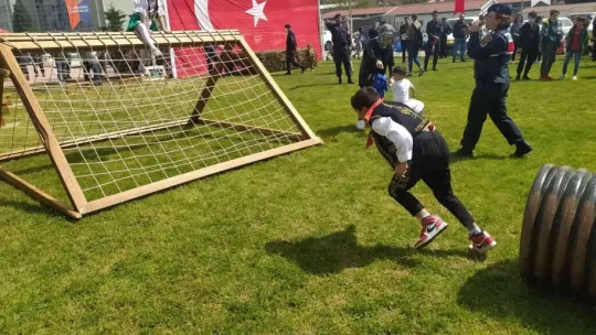23 Nisan çocukları komando parkurunda ter döktü