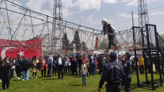 23 Nisan çocukları komando parkurunda ter döktü
