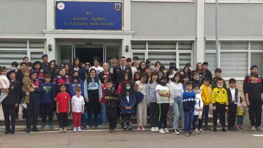 23 Nisan çocukları komando parkurunda ter döktü