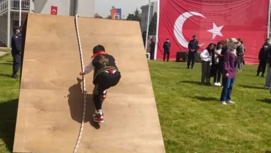 23 Nisan çocukları komando parkurunda ter döktü