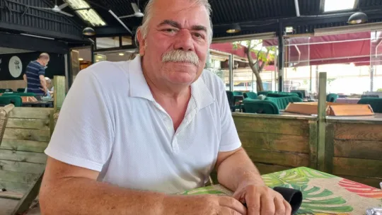 Enkazın altından tünel kazarak çıkabildi
