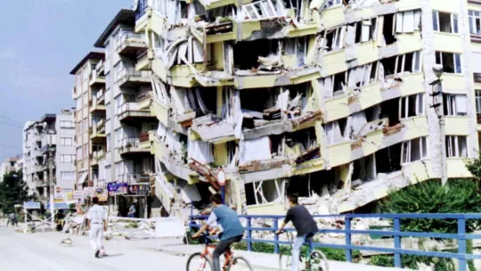 Enkazın altından tünel kazarak çıkabildi